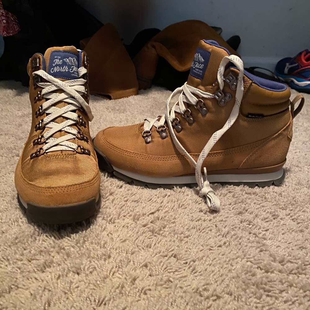 NWOT north face hiking boots